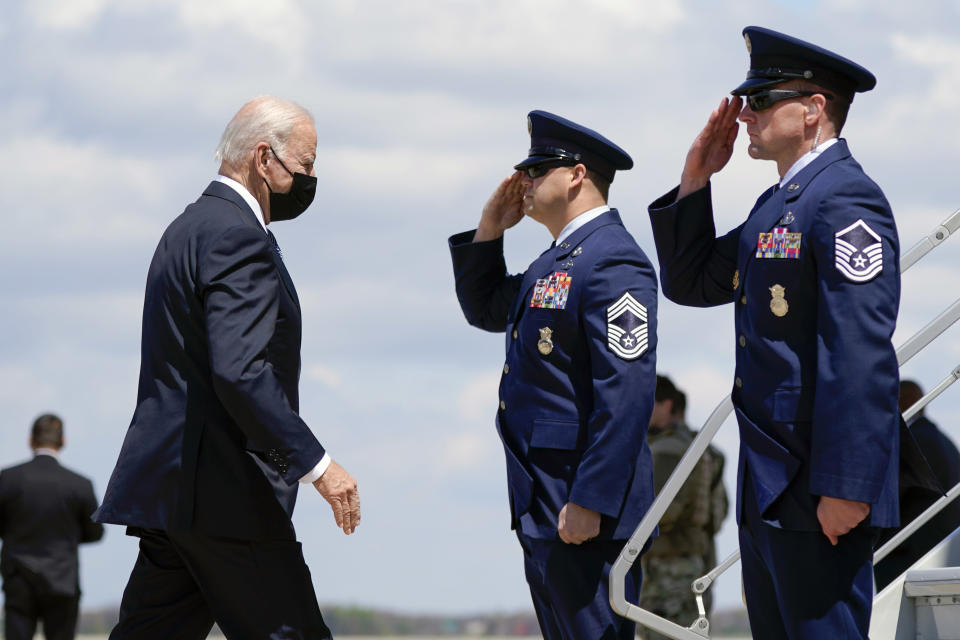 El presidente Joe Biden aborda el Air Force One el martes 19 de abril de 2022 en la Base de la Fuerza Aérea Andrews, Maryland. (AP Foto/Patrick Semansky)
