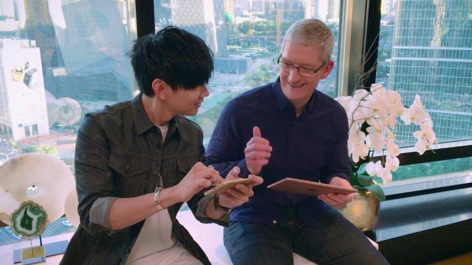 林俊傑（左）2016年曾與蘋果執行長庫克（右）一起拍攝影片。（翻攝自林俊傑臉書）