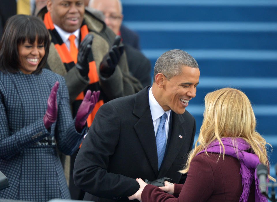 Barack Obama le da la bienvenida a Kelly Clarkson.