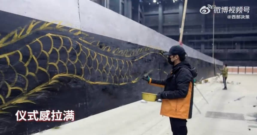 中國網紅製作40米大刀為朋友切蛋糕。（圖／翻攝自微博）