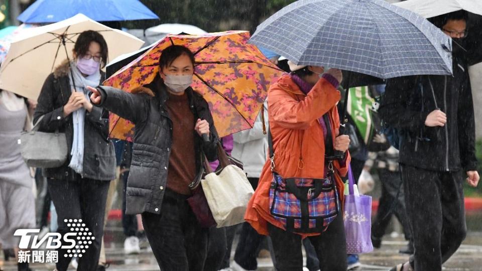 今（24）日至28日西半部及東北部地區將有顯著的短暫陣雨或雷雨。（圖／胡瑞麒攝）