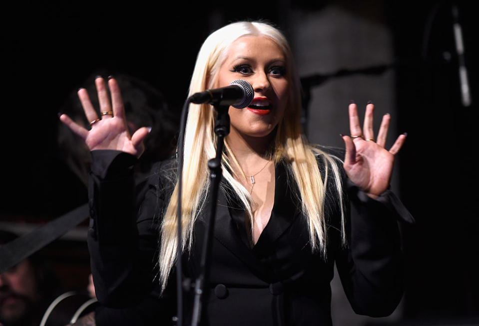 Christina Aguilera just changed her hair back to a super classic look and she is killing it