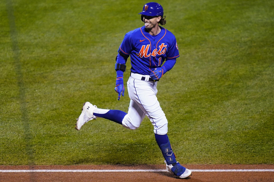 Jeff McNeil, de los Mets de Nueva York, festeja luego de conectar un jonrón en el segundo juego de una doble cartelera ante los Nacionales de Washington, el martes 4 de octubre de 2022 (AP Foto/Frank Franklin II)