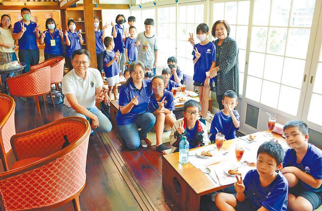 勝利星村咖啡店做愛心，邀請善導書院學生感受日式眷舍氛圍。（林和生攝）
