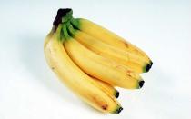 Ebenso wie Zitronen sind Bananen Südfrüchte und mögen es lieber warm. Im Kühlschrank werden sie schnell braune Flecken bekommen, da durch die Kälte das Zellgewebe beschädigt wird. (Bild: Richard Whiting /Getty Images)