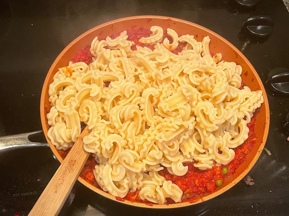 Adding pasta to sauce for Cascatelli ragu