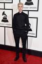 Suited and booted, our boy Biebs rocking the platinum blond at the Grammys.