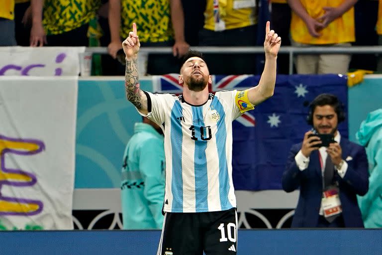 Lionel Messi festeja su primer gol en una etapa eliminatoria de una Copa del Mundo