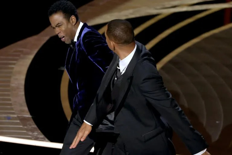 HOLLYWOOD, CALIFORNIA - 27 DE MARZO: Will Smith parece abofetear a Chris Rock en el escenario durante la 94.a Entrega Anual de los Premios de la Academia en Dolby Theatre el 27 de marzo de 2022 en Hollywood, California. (Foto de Neilson Barnard/Getty Images)