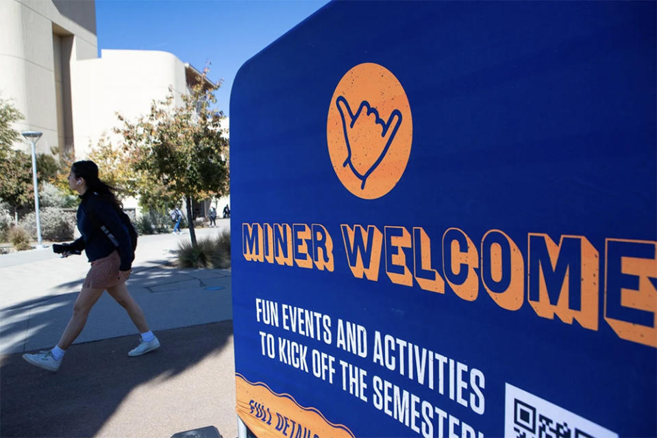 A sign welcomes UTEP students back to campus for the spring semester. (Corrie Boudreaux/El Paso Matters)