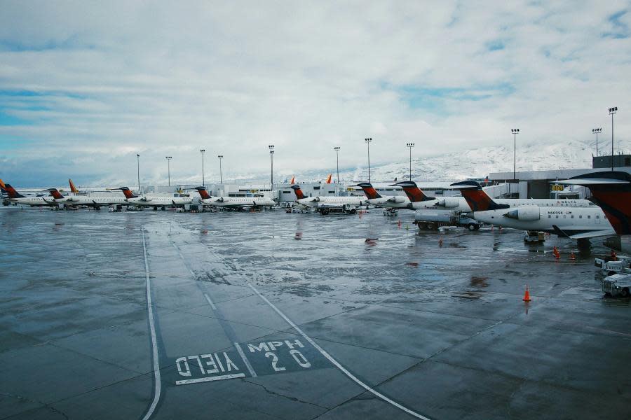 Falla masiva afecta a aeropuertos y empresas de comunicación en todo el mundo