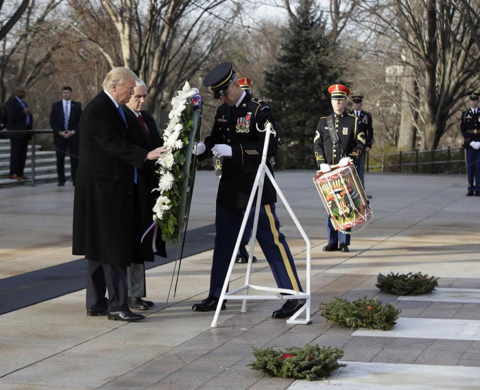 <p>Der designierte US-Präsident Donald Trump, begleitet von seinem Vize Mike Pence, legt am Grabmal der unbekannten Soldaten am Arlington Nationalfriedhof einen Blumenkranz nieder. (Bild: Evan Vucci/ AP) </p>