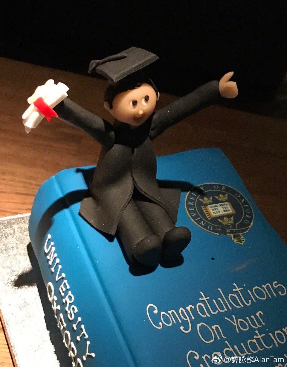 畢業禮後更準備了一個畢業公仔蛋糕送給兒子，很有心思。