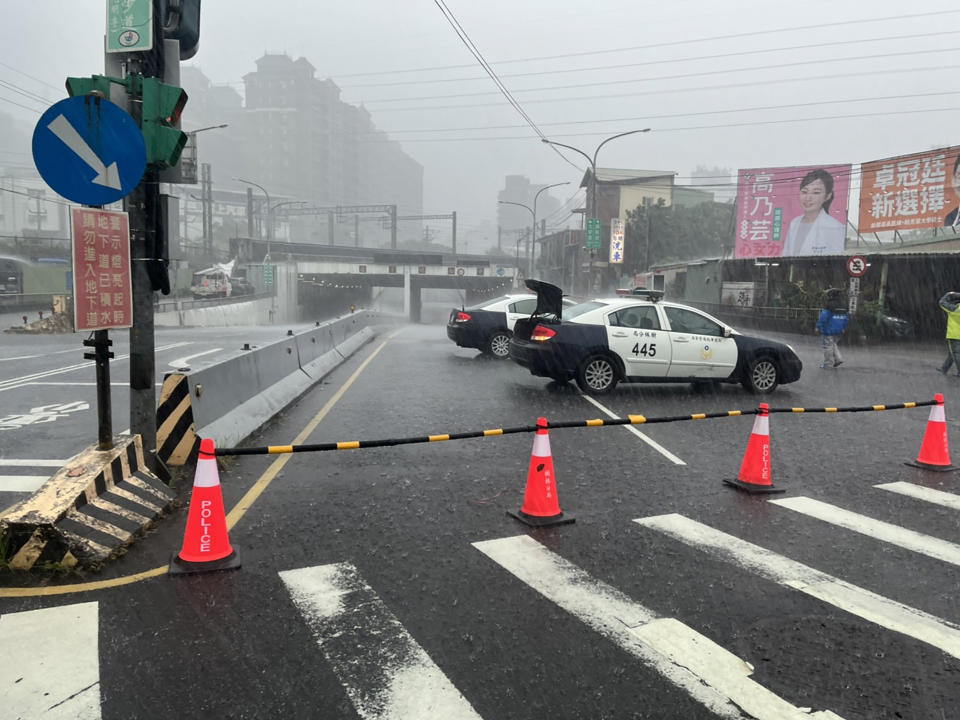 新北市午後雨造成新莊等多處積淹水災情，圖為樹林地下道等地積淹水，警車警戒。
中央社（翻攝照片）
