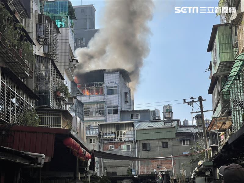 熊熊火舌從屋內竄出。（圖／翻攝畫面）