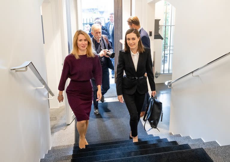 La primera ministra de Estonia, Kaja Kallas, junto a su homóloga finlandesa, Sanna Marin