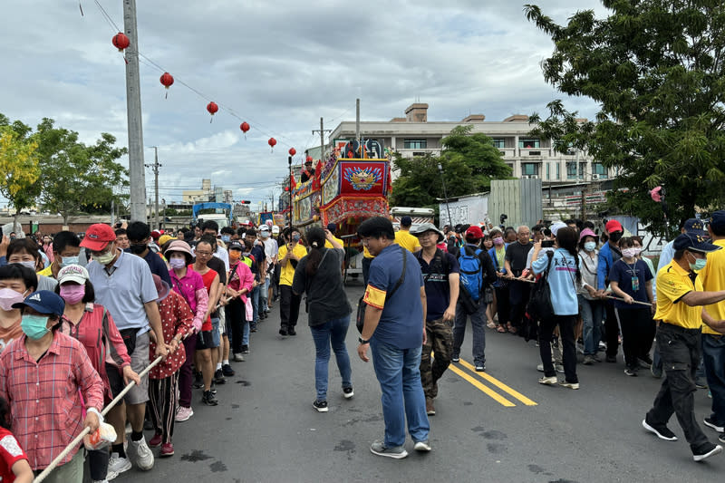 台南西港刈香信眾拉王船陸上行舟 有「台灣第一香」美譽的國家重要民俗西港刈香，27 日進行壓軸送王燒王船，信眾以「陸上行舟」方式將 王船從西港慶安宮拉至曾文溪畔王船地。 中央社記者楊思瑞攝  113年5月27日 