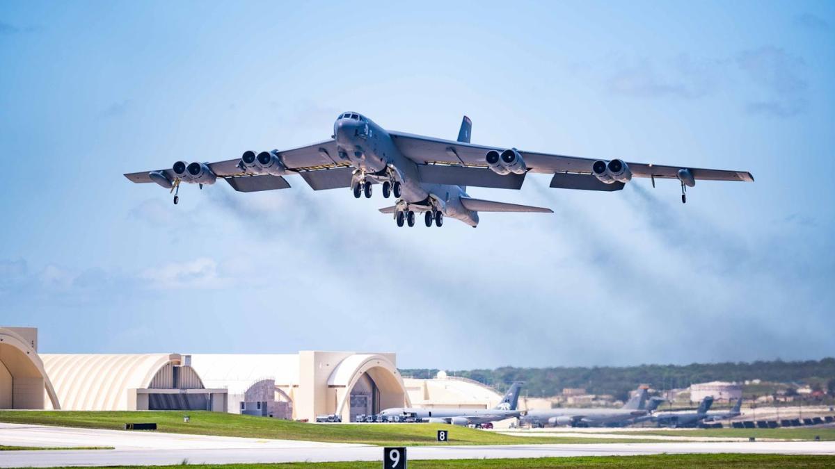 Новият B-52: Как Военновъздушните сили се подготвят да летят със столетни бомбардировачи