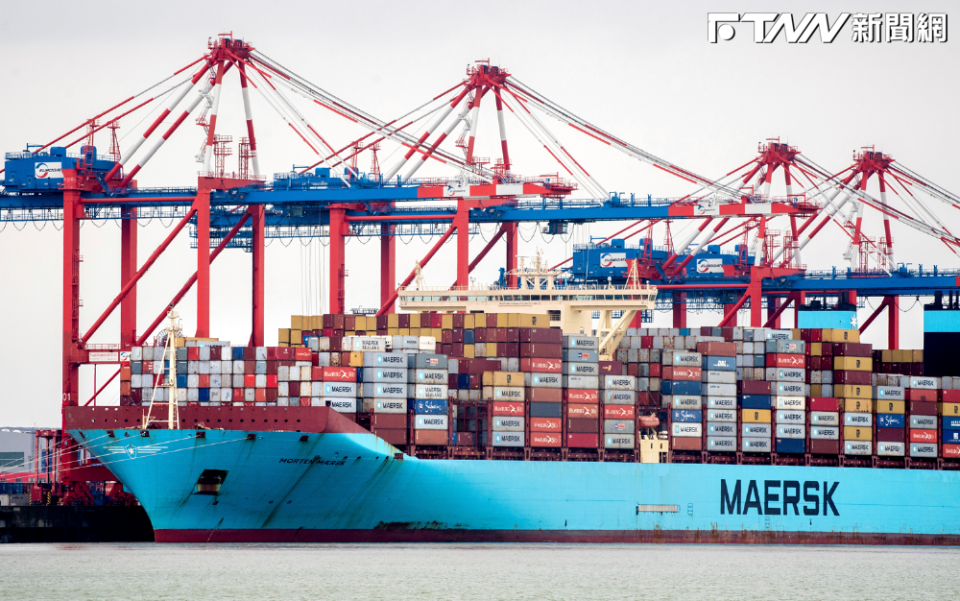 馬士基（Maersk）上周才剛復航，​​​​​旗下貨輪就遭攻擊，讓馬士基再宣布全面暫停紅海航線48小時。（圖／美聯社）