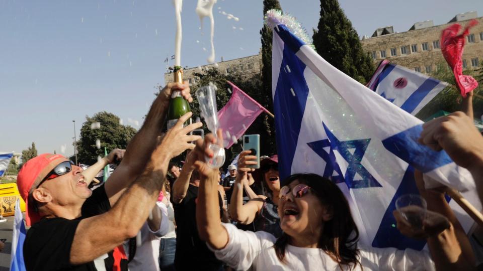Israelische Demonstranten feiern in Jerusalem das Ende der Amtszeit von Premier Netanjahu.