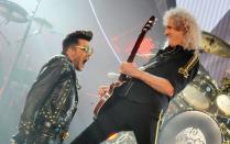 <p>Auch nach Freddie Mercurys Tod 1991 folgten Queen den Worten ihres legendären Sängers: "Don't Stop Me Now". Die Band gibt es offiziell durchgängig seit 1970. Als "Ersatz"-Sänger hat sich inzwischen Adam Lambert (links) etabliert. Das letzte Studioalbum "The Cosmos Rocks" (mit Paul Rodgers von Free am Mikrofon) erschien 2008. (Bild: 2015 Getty Images/Jim Dyson)</p> 