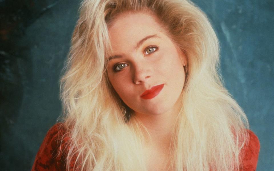 Noch ein Stereotyp: Als Kelly Bundy musste Christina Applegate sämtliche Klischees des dummen Blondchens erfüllen - dass sie den Spitznamen "Dumpfbacke" verpasst bekam, war da fast noch harmlos. (Bild: Sony Pictures Home Entertainment)
