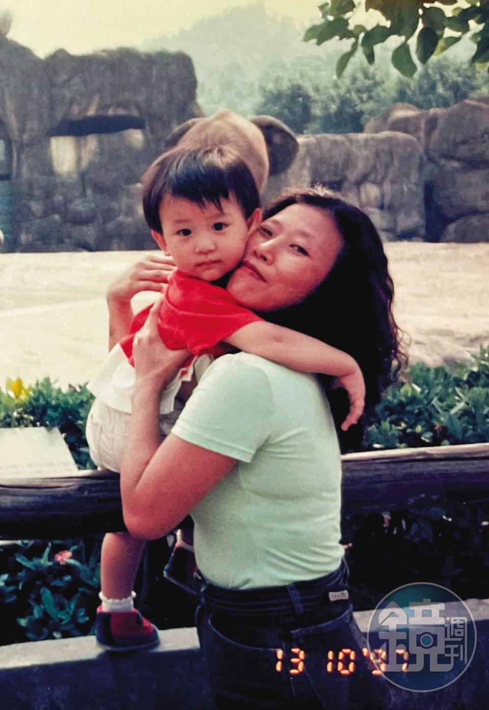 大約2歲時，陳群堯和媽媽一起逛動物園，留下相互擁抱的合影。（陳群堯提供）