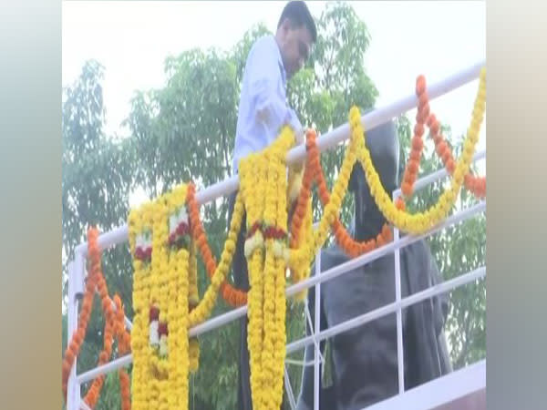 Goa CM and Union Minister Naik pay Tribute to Mahatma Gandhi on his birth anniversary 