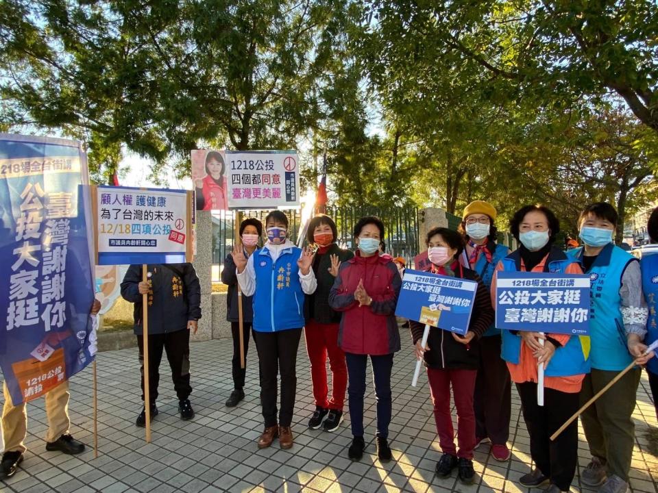 台中市議會國民黨團、台中市黨部發動市級民意代表分別在台中市的15條重要路口向市民請託，「四個都同意、台灣更美麗」。   國民黨台中市黨部/提供