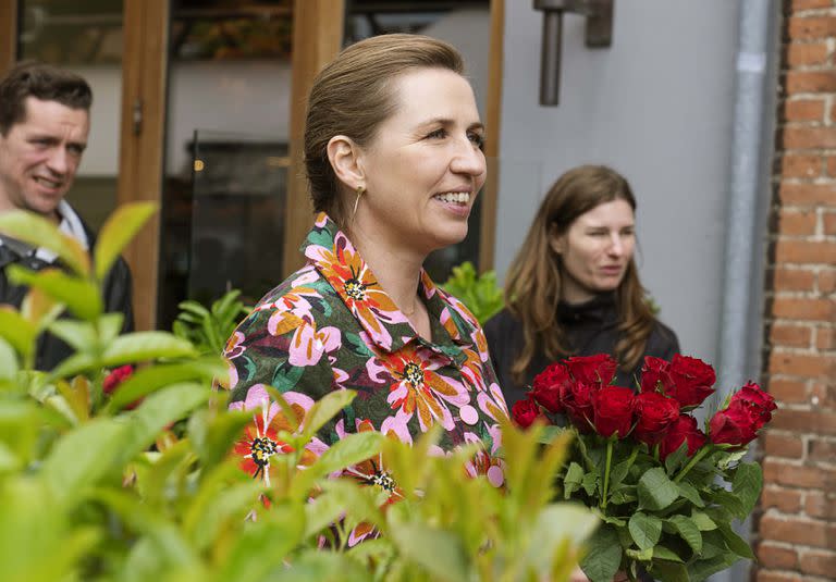 La primera ministra de Dinamarca, Mette Frederiksen, camina durante una campaña electoral en Holbaek, Dinamarca, el 28 de mayo de 2022.