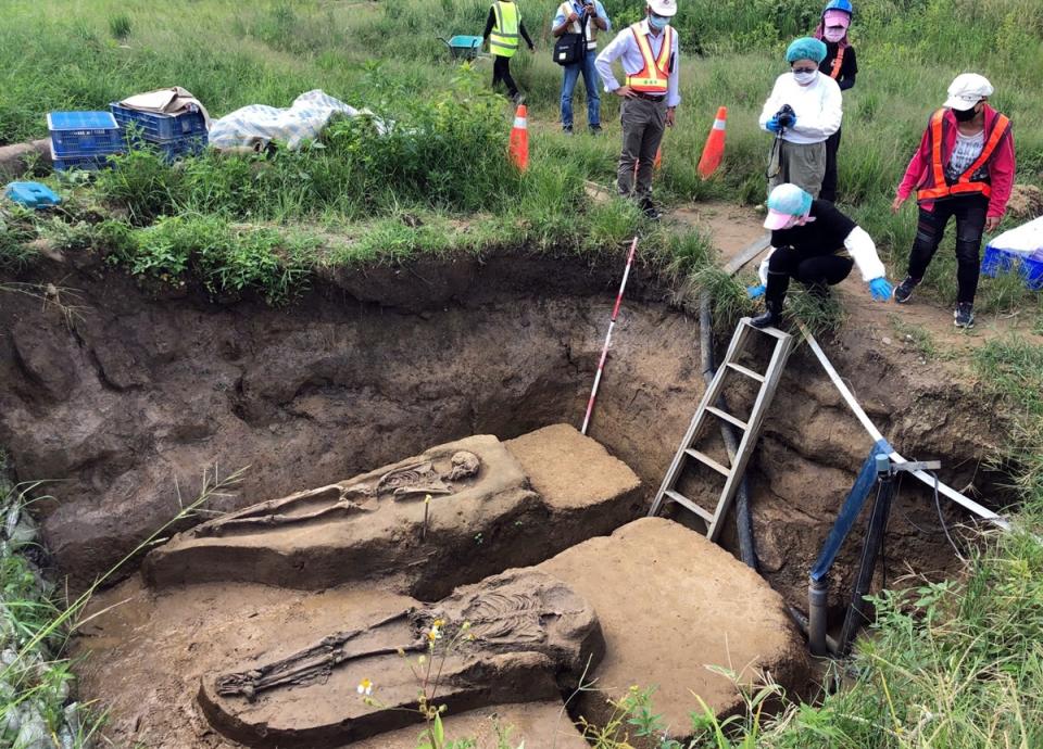 
嘉義市鐵路高架化進度已3成多，今年挖到2具初判是2500年前先人，遺骸7日出土，並點交給南科考古館暫存維護。
中央社