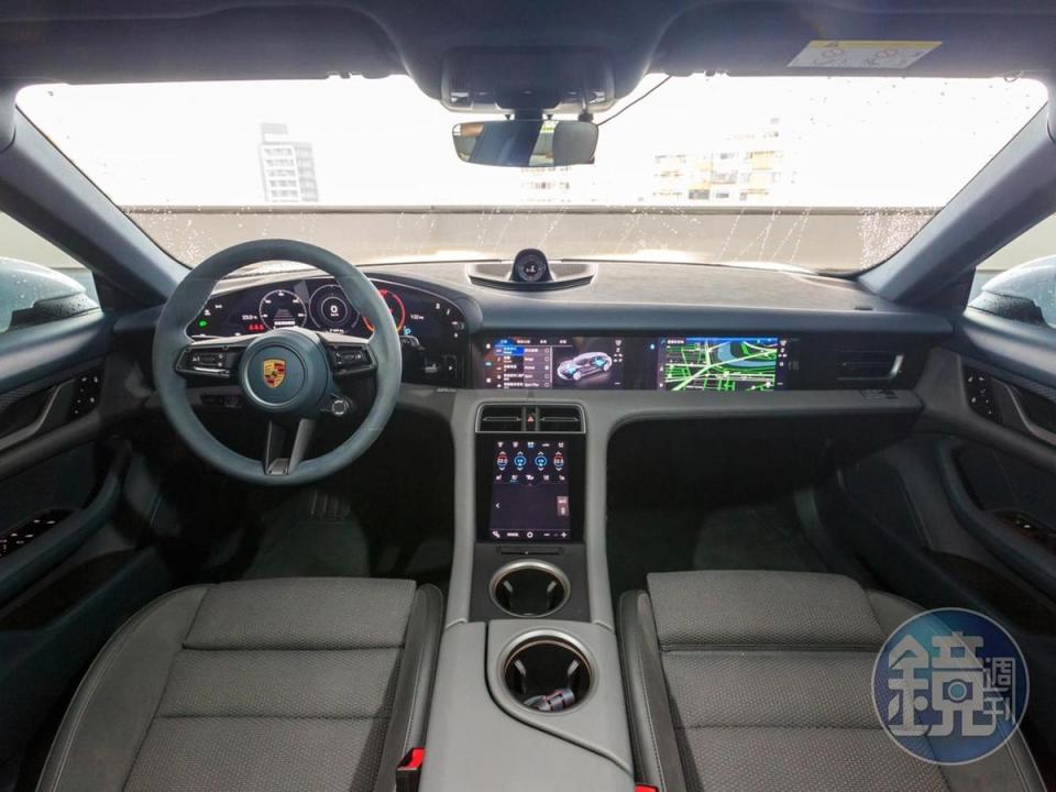 內裝配置與Taycan基本相同，試駕車採石墨藍/板岩灰雙色內裝搭配。