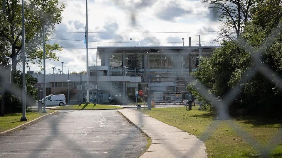 The jail Rivière-des-prairies, Que., is among those that has detained migrants for the Canada Border Services Agency. (Olivier Plante/Radio-Canada - image credit)