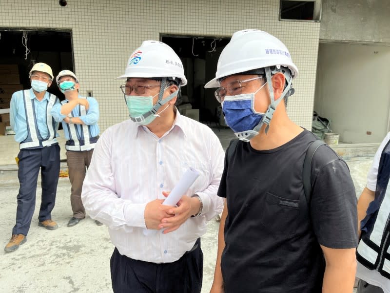 吳文彥局長（前左）與麥肯諾建築師事務所合作夥伴趙建銘建築師都有參與凱旋青樹社宅的設計，對獲獎均感到欣慰。（圖／高市都發局提供）