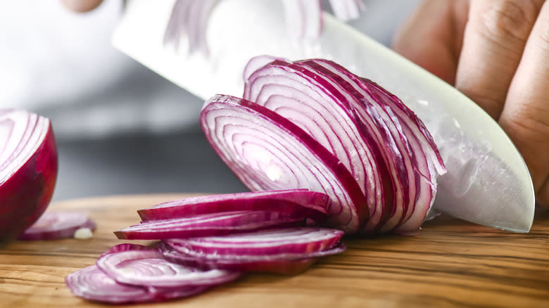 slicing red onions
