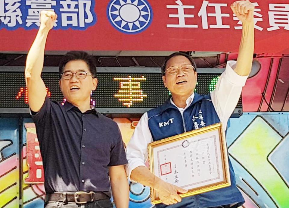 圖：國民黨中央黨部秘書長黃健庭（左）頒發派任書，蘇清泉（右）正式接掌屏東縣黨部主委。（記者陳昭楨攝）