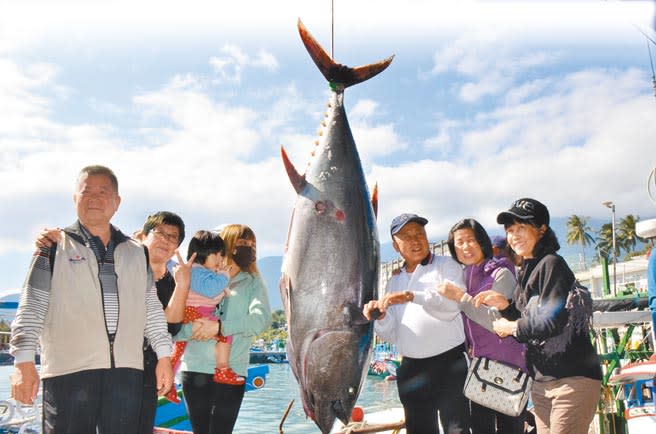 黑鮪魚汛期未到，台東縣成功鎮新港漁港第1條黑鮪魚16日上岸，捕獲該魚的船長林賢得（右三）開心大喊「爽啦！」（蔡旻妤攝）