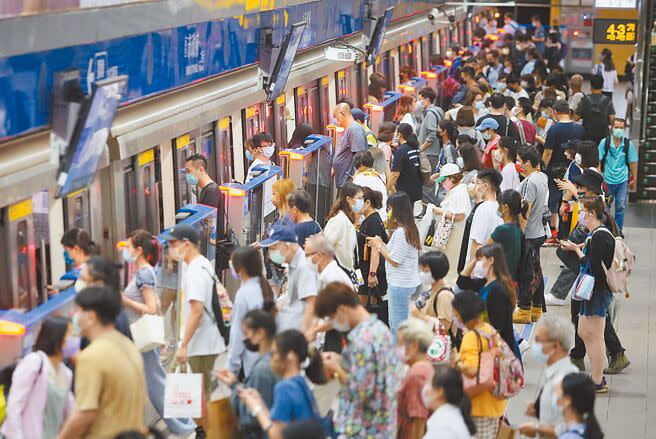 受到電價調漲影響，台北捷運公司27日表示，打算調整26年未漲價的票價，通勤族荷包恐失血。（趙雙傑攝）