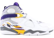 <strong>13.931 euros. </strong>Les chaussures reprennent les couleurs des Lakers avec une alliance de cuir blanc, de violet, de gris et de jaune. La tragique disparition de Kobe Bryant le 26 janvier dernier lui a donné encore plus de valeur sur le marché.