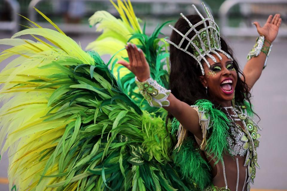 <p>Eine Tänzerin der Nenen de Vila Matilde Samba-Schule heizt den Zuschauern beim Karneval in Sao Paulo, Brasilien, 26. Februar 2017 ein. (Bild: Paulo Whitake/Reuters) </p>