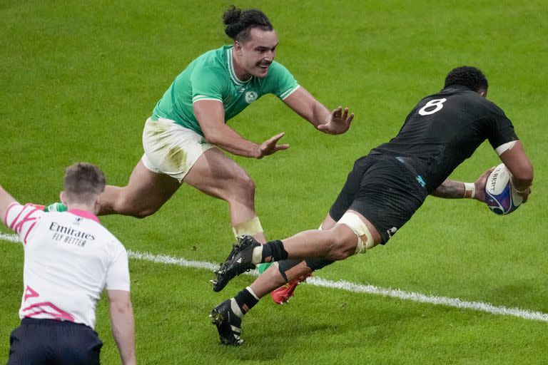 Ardie Savea, uno de los puntos altos del conjunto negro, vuela para anotar uno de los tries de All Blacks; James Lowe se esfuerza para tacklearlo pero falla.