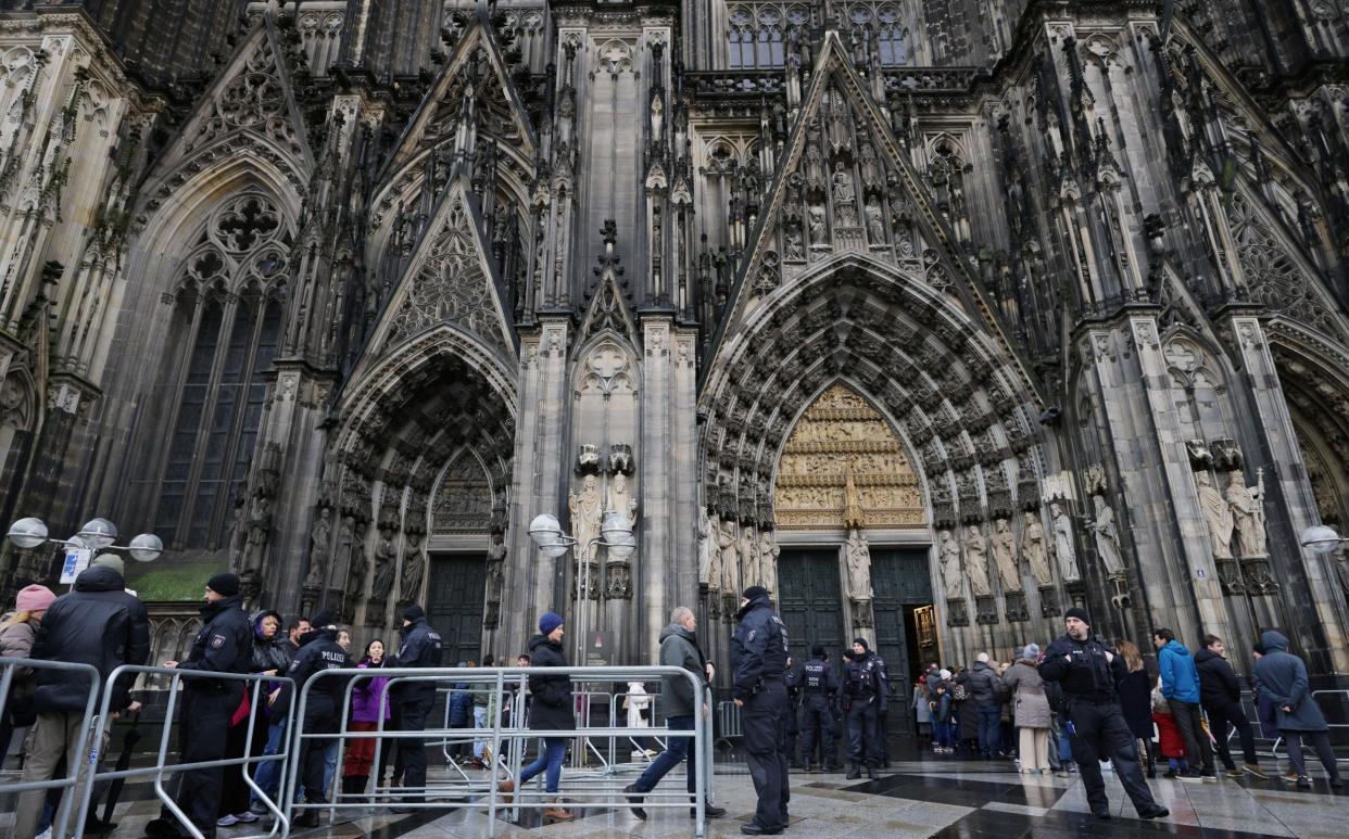 Police conduct security checks on visitors to Cologne Cathedral