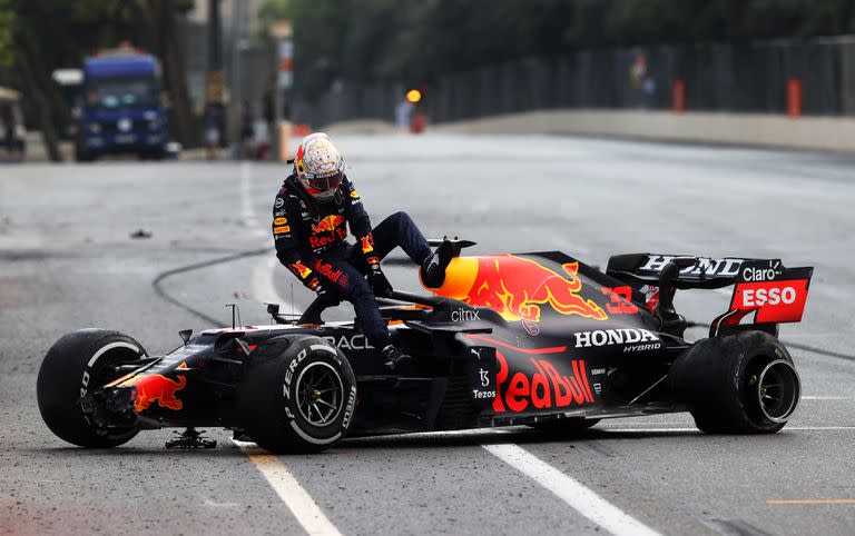 Max Verstappen desciende del auto, después de protagonizar un accidente en la recta principal del circuito callejero de Bakú; Pirelli acusó a las escuderías de no respetar los valores de la presión de los neumáticos y el piloto neerlandés respondió con críticas al mensaje de la empresa italiana
