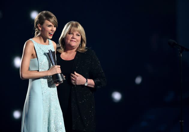 Taylor Swift and her mother, Andrea Swift in 2015