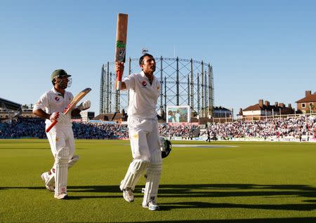 Britain Cricket - England v Pakistan - Fourth Test - Kia Oval - 12/8/16 Pakistan's Younis Khan acknowledges the crowd as he walks off at the end of play Action Images via Reuters / Paul Childs Livepic