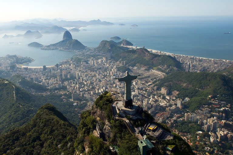 El Cristo Redentor y el Pan de Azúcar en Rio de Janeiro, Brasil.