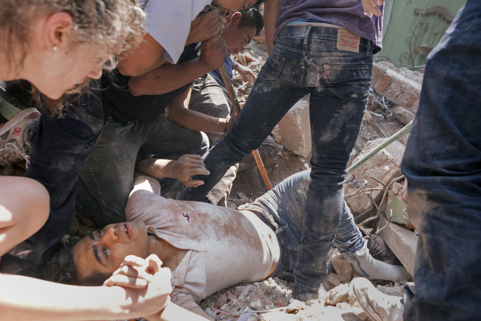 <p>RETRANSMITTING FOR HIGHER QUALITY FILE – A man is rescued from a collapsed building in the Condesa neighborhood after an earthquake struck Mexico City, Tuesday, Sept. 19, 2017. The 7.1 earthquake stunned central Mexico, killing more than 100 people. (AP Photo/Pablo Ramos) </p>