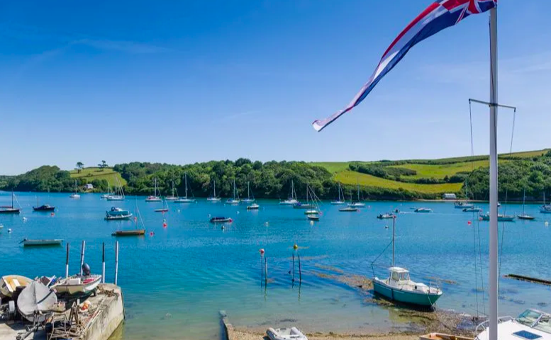 <p>This property has direct water access rights via a tidal slipway to the Percuil River, making it easier than ever to go for a dip. </p>