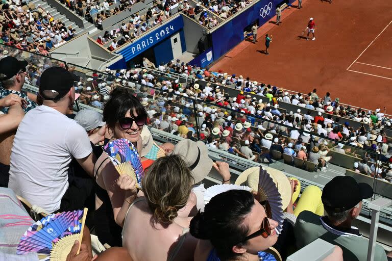 El público pobló el Philippe-Chatrier para ver a los legendarios Nadal y Djokovic enfrentarse por 60° oportunidad