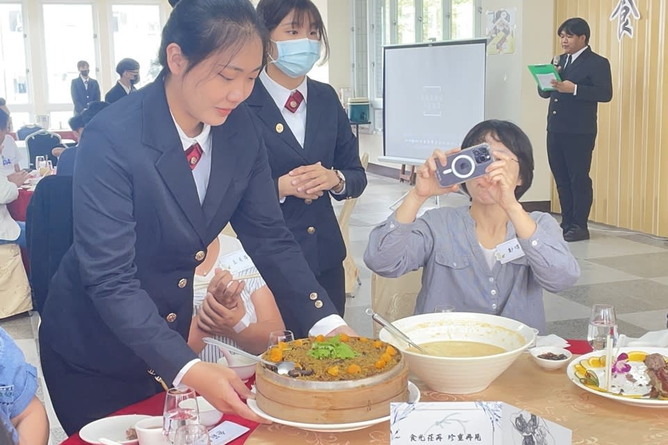 臺東專科學校餐旅管理科五專畢業生舉辦畢業餐宴成果展，設計10道佳餚邀請師長、畢業生家長一起享用。